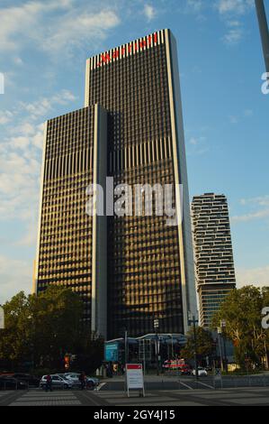 FRANKFURT, DEUTSCHLAND - 09. Sep 2021: Westend Gate Hochhaus, heute Marriott Hotel. Der erste echte Wolkenkratzer in Frankfurt, erbaut 1976, befindet sich am Stockfoto