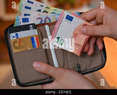 Sieversdorf, Deutschland. Oktober 2021. ABBILDUNG: Viele Euro-Banknoten befinden sich in einer Brieftasche (posed shot). Am 07.10.2021 wird die Allianz Wealth-Studie „Allianz Global Wealth Report 2021“ vorgestellt. Quelle: Patrick Pleul/dpa-Zentralbild/dpa/Alamy Live News Stockfoto