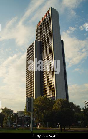 FRANKFURT, DEUTSCHLAND - 09. Sep 2021: Westend Gate Hochhaus, heute Marriott Hotel. Der erste echte Wolkenkratzer in Frankfurt, erbaut 1976, befindet sich am Stockfoto