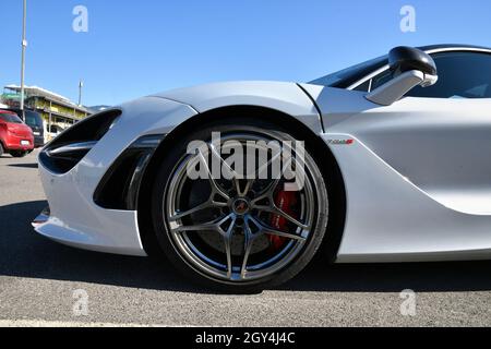 Mugello Circuit, Italien - 23. September 2021: Detail einer Leichtmetallfelge mit Bremssattel eines McLaren 720s im Fahrerlager des Mugello Circuit. Italien Stockfoto