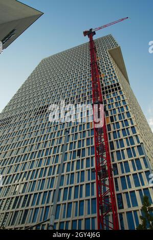 FRANKFURT, DEUTSCHLAND - 09. Sep 2021: Die Baustelle des neuen Tower ONE in Frankfurt steht kurz vor der Fertigstellung. Low-Angle-Aufnahme mit blauem sk Stockfoto