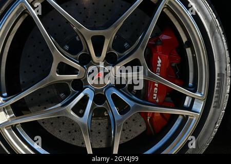 Mugello Circuit, Italien - 23. September 2021: Detail einer Leichtmetallfelge mit Bremssattel eines McLaren 720s im Fahrerlager des Mugello Circuit. Italien Stockfoto