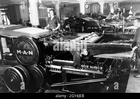 Rotationsdruckmaschinen in den Werken des Maschinenbaukonzerns MAN (Maschinenfabrik Augsburg-Nürnberg), Deutschland 1930er Jahre. Rotationsdruckmaschinen in den Anlagen der mechanischen Engineering Company MAN (Maschinenfabrik Augsburg-Nürnberg), Deutschland 1930. Stockfoto