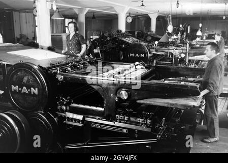 Rotationsdruckmaschinen in den Werken des Maschinenbaukonzerns MAN (Maschinenfabrik Augsburg-Nürnberg), Deutschland 1930er Jahre. Rotationsdruckmaschinen in den Anlagen der mechanischen Engineering Company MAN (Maschinenfabrik Augsburg-Nürnberg), Deutschland 1930. Stockfoto