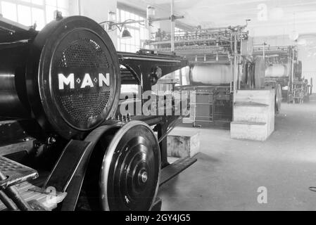 Rotationsdruckmaschinen in den Werken des Maschinenbaukonzerns MAN (Maschinenfabrik Augsburg-Nürnberg), Deutschland 1930er Jahre. Rotationsdruckmaschinen in den Anlagen der mechanischen Engineering Company MAN (Maschinenfabrik Augsburg-Nürnberg), Deutschland 1930. Stockfoto