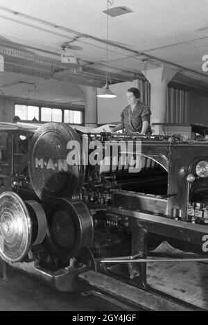 Eine Arbeiterin Rotationsdruckmaschine kontrolliert Sterben in den Werken des Maschinenbaukonzerns MAN (Maschinenfabrik Augsburg-Nürnberg), Deutschland 1930er Jahre. Ein Arbeitnehmer, der die Steuerung der Rotationsdruckmaschine, die in den Anlagen der mechanischen Engineering Company MAN (Maschinenfabrik Augsburg-Nürnberg), Deutschland 1930. Stockfoto