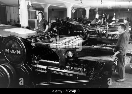 Rotationsdruckmaschinen in den Werken des Maschinenbaukonzerns MAN (Maschinenfabrik Augsburg-Nürnberg), Deutschland 1930er Jahre. Rotationsdruckmaschinen in den Anlagen der mechanischen Engineering Company MAN (Maschinenfabrik Augsburg-Nürnberg), Deutschland 1930. Stockfoto