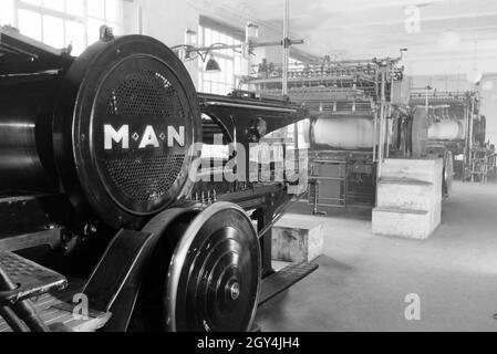 Rotationsdruckmaschinen in den Werken des Maschinenbaukonzerns MAN (Maschinenfabrik Augsburg-Nürnberg), Deutschland 1930er Jahre. Rotationsdruckmaschinen in den Anlagen der mechanischen Engineering Company MAN (Maschinenfabrik Augsburg-Nürnberg), Deutschland 1930. Stockfoto