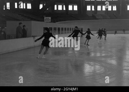 Eine Gruppe der Hitlerjugend beim Training in einem Dortmunder Eisstadion unter der Leitung vom österreichischen Eiskunstläufer und Olympiasieger Karl Schäfer, Deutschland 1930er Jahre. Eine Gruppe von Hitler Jugend Mitglieder während einer Ausbildung, trainiert durch die Österreichische figureskater und Olympiasieger Karl Schäfer in einem Eisstadion in Dortmund, Deutschland 1930. Stockfoto