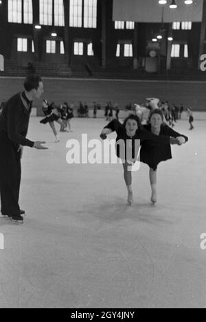 Der österreichische Eiskunstläufer und Olympiasieger Karl Schäfer beim Training einer Gruppe der Hitlerjugend in einem Dortmunder Eisstadion, Deutschland 1930er Jahre. Die Österreichische figureskater und Olympiasieger Karl Schäfer bei einer Schulung einer Gruppe von Hitler Jugend Mitglieder in einem Eisstadion in Dortmund, Deutschland 1930. Stockfoto