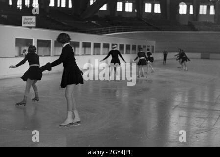 Eine Gruppe der Hitlerjugend beim Training in einem Dortmunder Eisstadion unter der Leitung vom österreichischen Eiskunstläufer und Olympiasieger Karl Schäfer, Deutschland 1930er Jahre. Eine Gruppe von Hitler Jugend Mitglieder während einer Ausbildung, trainiert durch die Österreichische figureskater und Olympiasieger Karl Schäfer in einem Eisstadion in Dortmund, Deutschland 1930. Stockfoto