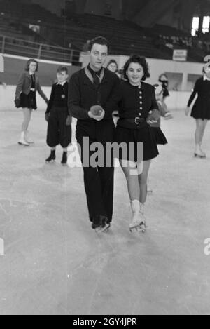 Der österreichische Eiskunstläufer und Olympiasieger Karl Schäfer beim Training einer Gruppe der Hitlerjugend in einem Dortmunder Eisstadion, Deutschland 1930er Jahre. Die Österreichische figureskater und Olympiasieger Karl Schäfer bei einer Schulung einer Gruppe von Hitler Jugend Mitglieder in einem Eisstadion in Dortmund, Deutschland 1930. Stockfoto