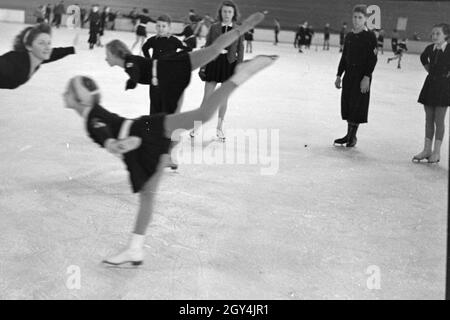 Eine Gruppe der Hitlerjugend beim Training in einem Dortmunder Eisstadion unter der Leitung vom österreichischen Eiskunstläufer und Olympiasieger Karl Schäfer, Deutschland 1930er Jahre. Eine Gruppe von Hitler Jugend Mitglieder während einer Ausbildung, trainiert durch die Österreichische figureskater und Olympiasieger Karl Schäfer in einem Eisstadion in Dortmund, Deutschland 1930. Stockfoto