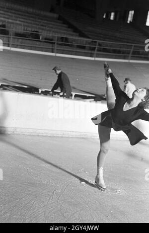 Eine BDM Eisläuferin 5/6 eines Trainings mit dem österreichischen Eiskunstläufer und Olympiasieger Karl Schäfer, Deutschland 1930er Jahre. Ein BDM figureskater während eines Trainings mit dem Österreichischen figureskater und Olympiasieger Karl Schäfer, Deutschland 1930. Stockfoto