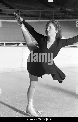 Eine BDM Eisläuferin 5/6 eines Trainings mit dem österreichischen Eiskunstläufer und Olympiasieger Karl Schäfer, Deutschland 1930er Jahre. Ein BDM figureskater während eines Trainings mit dem Österreichischen figureskater und Olympiasieger Karl Schäfer, Deutschland 1930. Stockfoto