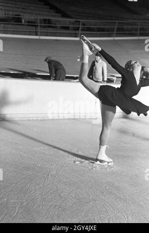 Eine BDM Eisläuferin 5/6 eines Trainings mit dem österreichischen Eiskunstläufer und Olympiasieger Karl Schäfer, Deutschland 1930er Jahre. Ein BDM figureskater während eines Trainings mit dem Österreichischen figureskater und Olympiasieger Karl Schäfer, Deutschland 1930. Stockfoto