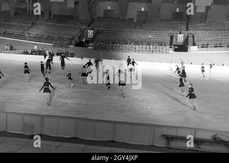 Eine Gruppe der Hitlerjugend beim Training in einem Dortmunder Eisstadion unter der Leitung vom österreichischen Eiskunstläufer und Olympiasieger Karl Schäfer, Deutschland 1930er Jahre. Eine Gruppe von Hitler Jugend Mitglieder während einer Ausbildung, trainiert durch die Österreichische figureskater und Olympiasieger Karl Schäfer in einem Eisstadion in Dortmund, Deutschland 1930. Stockfoto