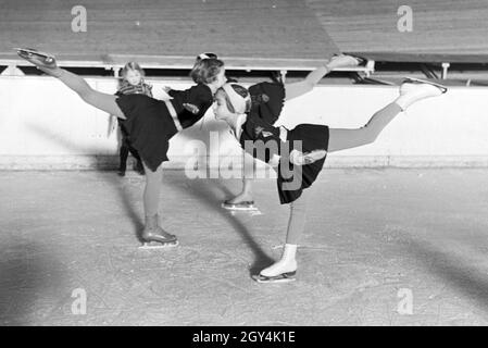 BDM Kindereisläuferinnen 5/6 eines Trainings mit dem österreichischen Eiskunstläufer und Olympiasieger Karl Schäfer, Deutschland 1930er Jahre. BDM Kinder figureskaters während eines Trainings mit dem Österreichischen figureskater und Olympiasieger Karl Schäfer, Deutschland 1930. Stockfoto