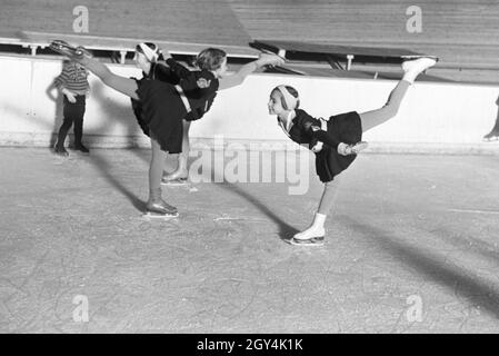 BDM Kindereisläuferinnen 5/6 eines Trainings mit dem österreichischen Eiskunstläufer und Olympiasieger Karl Schäfer, Deutschland 1930er Jahre. BDM Kinder figureskaters während eines Trainings mit dem Österreichischen figureskater und Olympiasieger Karl Schäfer, Deutschland 1930. Stockfoto