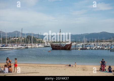 Bayona Strand und Yachthafen mit der Replik Karavelle 'La Pinta, Baiona, Galicien, Spanien. Stockfoto