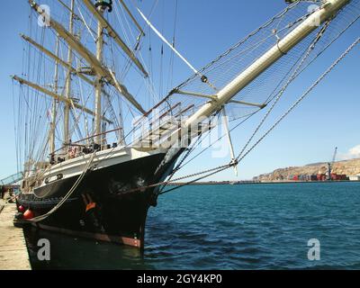 Segelboot auf der Achterbahnseite von Almeria Südspanien auf dem Mittelmeer Stockfoto