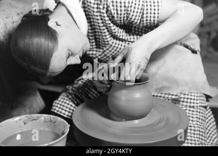 Eine Töpferin bei der Arbeit, Deutsches Reich 30er Jahre. Einen Töpfer bei der Arbeit, Deutschland 1930. Stockfoto