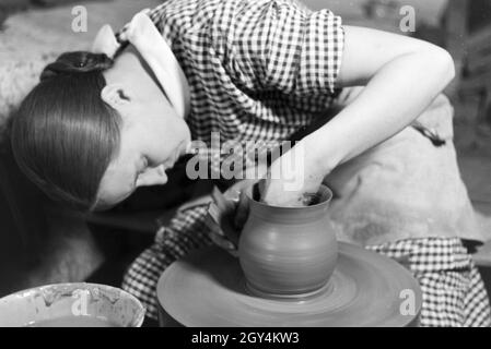 Eine Töpferin bei der Arbeit, Deutsches Reich 30er Jahre. Einen Töpfer bei der Arbeit, Deutschland 1930. Stockfoto