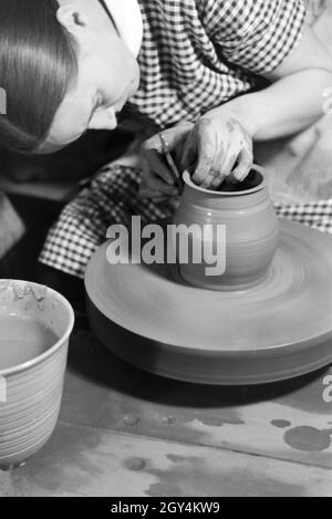 Eine Töpferin bei der Arbeit, Deutsches Reich 30er Jahre. Einen Töpfer bei der Arbeit, Deutschland 1930. Stockfoto