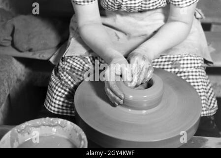 Eine Töpferin bei der Arbeit, Deutsches Reich 30er Jahre. Einen Töpfer bei der Arbeit, Deutschland 1930. Stockfoto