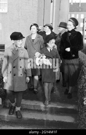 Die Mitglieder einer kinderreichen Familie auf dem Weg zur Verleihung des Ehrenkreuzes, Deutsches Reich 30er Jahre. Mitglieder der Großfamilie, die Konzession oh die Ehre, Kreuz, Deutschland 1930. Stockfoto