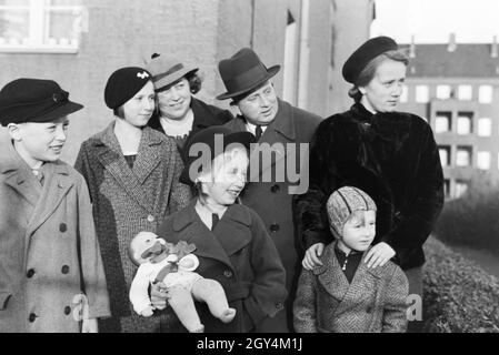 Mitglieder einer kinderreichen Familie, Deutsches Reich 30er Jahre. Mitglieder einer Großfamilie, Deutschland 1930. Stockfoto