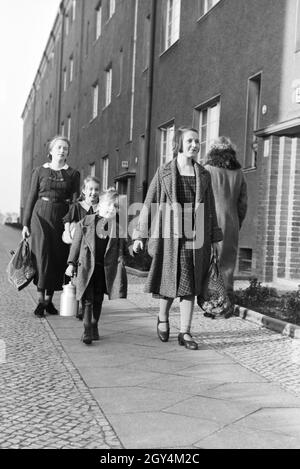 Mitglieder einer kinderreichen Familie beim Einkaufen, Deutsches Reich 30er Jahre. Mitglieder einer Großfamilie, die Einkaufen, Deutschland 1930. Stockfoto