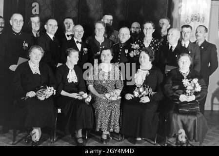 Gruppenfoto anlässlich der Verleihung des Ehrenkreuzes, Deutsches Reich 30er Jahre. Gruppenfoto anlässlich der Konzession der Ehre, Kreuz, Deutschland 1930. Stockfoto