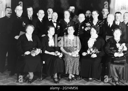 Gruppenfoto anlässlich der Verleihung des Ehrenkreuzes, Deutsches Reich 30er Jahre. Gruppenfoto anlässlich der Konzession der Ehre, Kreuz, Deutschland 1930. Stockfoto