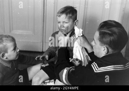 Mitglieder einer kinderreichen Familie helfen sich gegenseitig, Deutsches Reich 30er Jahre. Mitglieder einer Großfamilie gegenseitig helfen, Deutschland 1930. Stockfoto