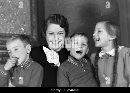 Mitglieder einer kinderreichen Familie, Deutsches Reich 30er Jahre. Mitglieder einer Großfamilie, Deutschland 1930. Stockfoto