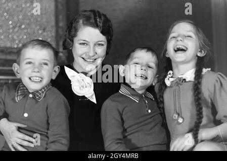 Mitglieder einer kinderreichen Familie, Deutsches Reich 30er Jahre. Mitglieder einer Großfamilie, Deutschland 1930. Stockfoto