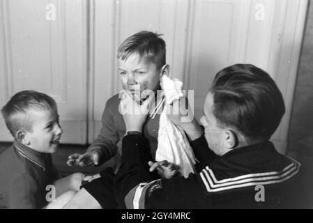 Mitglieder einer kinderreichen Familie helfen sich gegenseitig, Deutsches Reich 30er Jahre. Mitglieder einer Großfamilie gegenseitig helfen, Deutschland 1930. Stockfoto