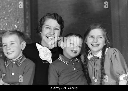 Mitglieder einer kinderreichen Familie, Deutsches Reich 30er Jahre. Mitglieder einer Großfamilie, Deutschland 1930. Stockfoto