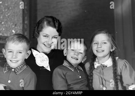 Mitglieder einer kinderreichen Familie, Deutsches Reich 30er Jahre. Mitglieder einer Großfamilie, Deutschland 1930. Stockfoto