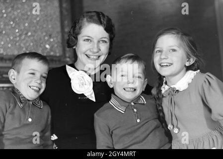 Mitglieder einer kinderreichen Familie, Deutsches Reich 30er Jahre. Mitglieder einer Großfamilie, Deutschland 1930. Stockfoto