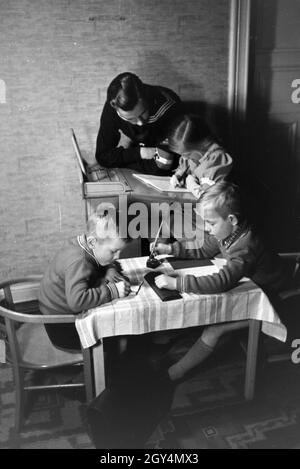 Mitglieder einer kinderreichen Familie helfen sich gegenseitig, Deutsches Reich 30er Jahre. Mitglieder einer Großfamilie gegenseitig helfen, Deutschland 1930. Stockfoto