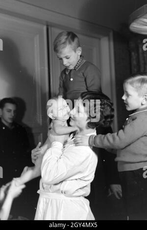 Mitglieder einer kinderreichen Familie mit dem Neugeborenen, Deutsches Reich 30er Jahre. Mitglieder der Großfamilie, mit dem neugeborenen Baby, Deutschland 1930. Stockfoto