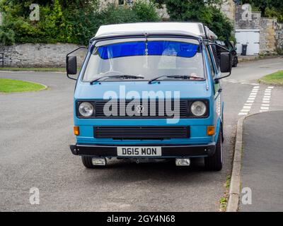 Blauer VW Wohnmobil geparkt in der Straße, Dorf Ashford im Wasser, Derbyshire, Großbritannien Stockfoto
