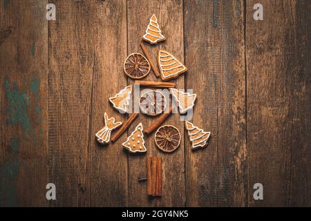 Weihnachtsbaum aus Lebkuchen, Zimt und Zitrone auf Holzboden. Das Konzept von Weihnachten und Neujahr. Draufsicht, horizontal. Stockfoto