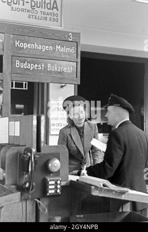 Eine Passagierin mit einem Zollbeamten auf dem Flugplatz Tempelhof in Berlin, Deutschland, 1930er Jahre. Ein weiblicher Passagier mit einem Zollbeamten am Flughafen Berlin Tempelhof, Deutschland 1930. Stockfoto