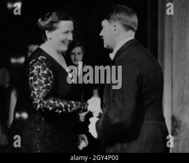 Adolf Hitler mit dem Festivaldirektor Winifred Wagner. Wagner blieb Hitler lange nach dem Krieg öffentlich treu und wurde dennoch in einer Reihe von Schritten weitgehend von der Schuld freigesprochen. Ihr eigener Sohn Wolfgang Verbot ihr aufgrund einer solchen Loyalität den Besuch des Festivals, nachdem er selbst die Leitung übernommen hatte. [Automatisierte Übersetzung] Stockfoto