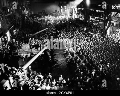 Adolf Hitler spricht mit Arbeitern in einer Berliner Rüstungsfabrik. [Automatisierte Übersetzung] Stockfoto