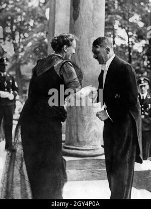 Adolf Hitler mit dem Regisseur und der Schwiegertochter Richard Wagners und langjährigen Loyalisten Hitlers Winifred Wagner. [Automatisierte Übersetzung] Stockfoto