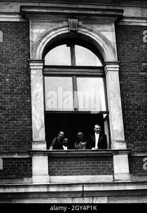 Adolf Hitler begrüßt die Menge, die ihn jubelt. Neben ihm der Festivaldirektor und Schwiegertochter von Richard Wagner Winifred Wagner, Joseph Goebbels und Werner von Blomberg. [Automatisierte Übersetzung] Stockfoto